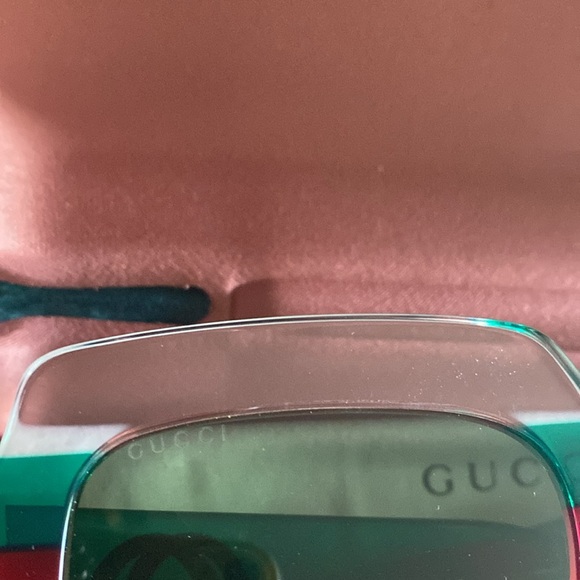 Authentic Gucci sunglasses!! Zero scratches and like new condition ❤️💚❤️ - Picture 2 of 7